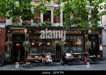 London, Großbritannien. Juni 28. 2022 berühmter traditioneller britischer Sherlock Holmes Pub in der Nähe der U-Bahnstation Charring Cross, London, Großbritannien Stockfoto