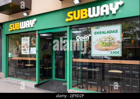 Madrid, Spanien. 22.. Mai 2022. American Sandwich Fast Food Restaurant Franchise Subway Store in Spanien. (Foto: Xavi Lopez/SOPA Images/Sipa USA) Quelle: SIPA USA/Alamy Live News Stockfoto