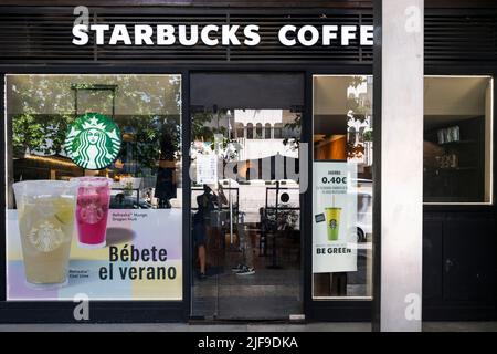 Madrid, Spanien. 23.. Mai 2022. Die amerikanische multinationale Kette Starbucks Coffee Store in Spanien. (Bild: © Xavi Lopez/SOPA Images via ZUMA Press Wire) Stockfoto