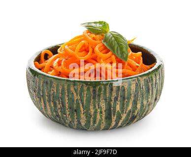 Schüssel mit würzigem koreanischen Karottensalat auf weißem Hintergrund Stockfoto