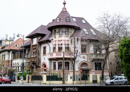 Bukarest, Rumänien - 17. April 2021: Altes historisches Haus im Viertel Aviatorilor, fotografiert von der Straße an einem bewölkten Frühlingstag Stockfoto