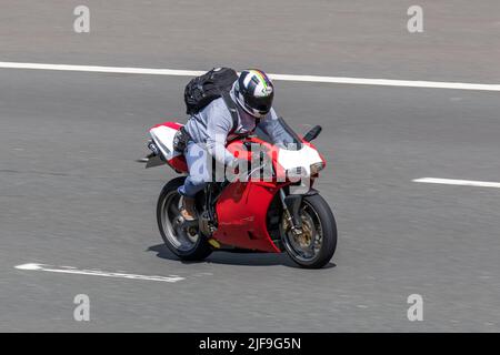 Rot, weiß Ducati Motorrad-Superbike, unterwegs auf der Autobahn M61, Großbritannien Stockfoto