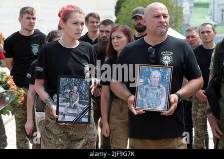 Nicht exklusiv: KIEW, UKRAINE - 30. JUNI 2022 - in der St. Michaels Kathedrale wird der Trauerdienst des Hospitalers Medical Bataillon Mitglieds Nataliia Frau veranstaltet Stockfoto