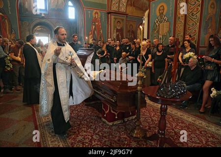 Nicht exklusiv: KIEW, UKRAINE - 30. JUNI 2022 - in der St. Michaels Kathedrale wird der Trauerdienst des Hospitalers Medical Bataillon Mitglieds Nataliia Frau veranstaltet Stockfoto