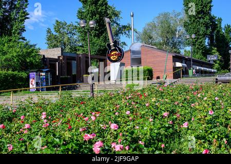 Bukarest, Rumänien - 23. Mai 2021: Große schwarze Gitarre am Eingang zum Hard Rock Cafe Restaurant im King Michael I Park (Herastra Stockfoto