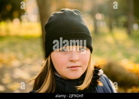 Porträt eines kaukasischen Mädchen vor dem Teenager im Herbstpark Stockfoto