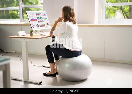 Korrigieren Sie Die Körperhaltung Am Schreibtisch Im Büro Mit Dem Fitnessball Stockfoto