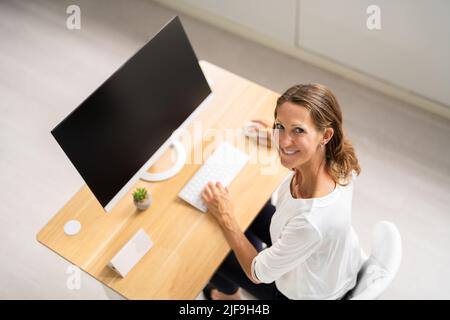 Portrait Von Happy Reife Frau Mit Laptop Stockfoto