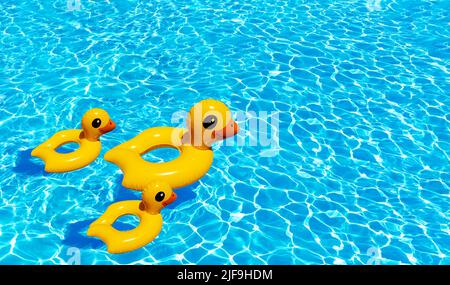 Aufblasbare Mama Ente mit zwei Baby Entchen schwimmen im Pool Stockfoto