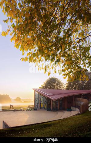 Morgennebel im Besucherzentrum in Edwinstowe, Nottinghamshire. Sherwood Forest Visitor Center, Edwinstowe, Großbritannien. Architekt: JDDK Archi Stockfoto