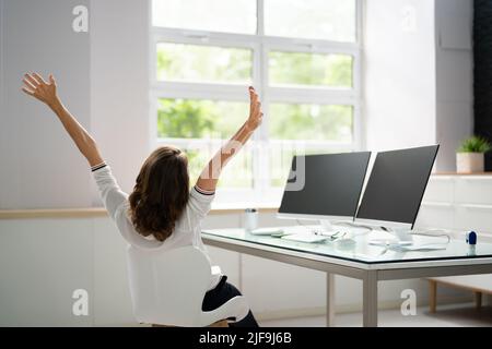 Öffnen Sie Das Fenster In Office. Frische Luft Atmen Und Entspannen Stockfoto