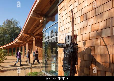 Robin Hood Skulptur vor dem Besucherzentrum in Edwinstowe, Nottinghamshire. Sherwood Forest Visitor Center, Edwinstowe, Großbritannien. Architekt: JDD Stockfoto