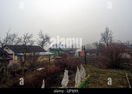 Altes Holzhaus im Garten, im Frühjahr Stockfoto