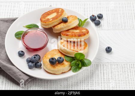 Cottage Pfannkuchen mit Beerenmarmelade und Beeren Stockfoto