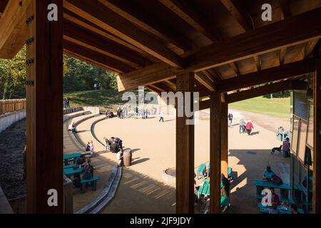 Das Amphitheater. Sherwood Forest Visitor Center, Edwinstowe, Großbritannien. Architekt: JDDK Architects, 2017. Stockfoto