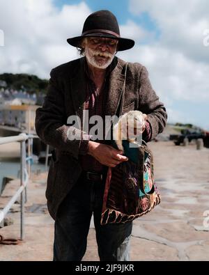 Liebe zwischen dem Menschen und seinem Ferret Stockfoto