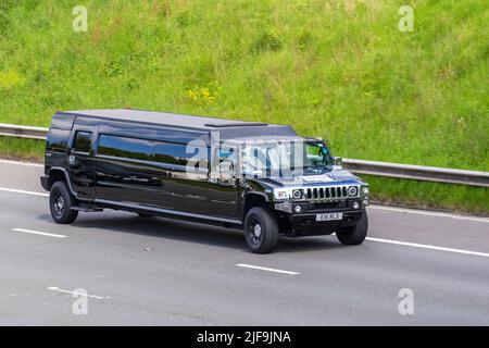 2008 Black Hummer V8 Auto Benzin SUV 6200cc Stretch-Limousine; Fahrt auf der Autobahn M6, Großbritannien Stockfoto