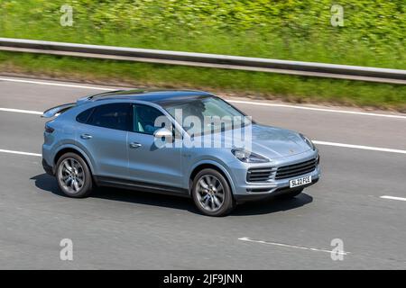 2022 Silber Porsche Cayenne V6 E-Hybrid Auto 462 Tiptronic S 14,1KWH PHEV Elec Pwr. Hybrid-Elektro-SUV Stockfoto