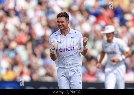 James Anderson aus England feiert das Dickicht von Shubman Gill aus Indien Stockfoto