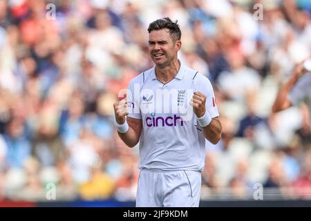 James Anderson aus England feiert das Dickicht von Shubman Gill aus Indien Stockfoto