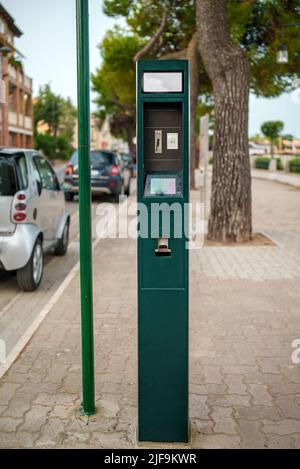 PKW-Parkautomat auf der Straße. Stockfoto