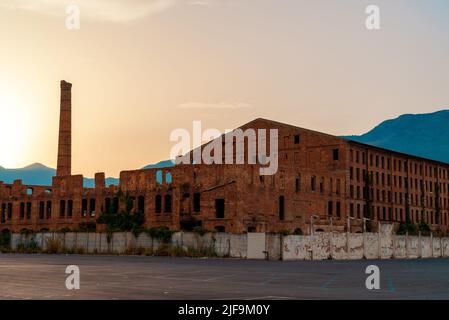 Zerstörte alte Ziegelfabrik in Scauri, Italien. Stockfoto