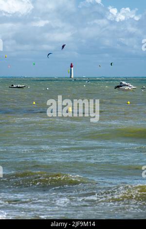 Sehen Sie sich bei Flut von Plage de Notre dame in Saint-Marie-de-Re auf der Anse Notre Dame mit Booten und Kitesurfern an Stockfoto