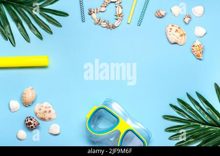 Gelbe Schwimmmaske und Schnorchel, Muscheln, Palmblätter, Trinkhalme, Muschelarmband auf blauem Hintergrund Flat Lay Draufsicht Sommer, Reise, Urlaubskonzept. Stockfoto