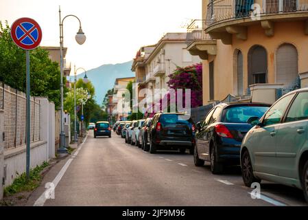 Entlang der Straße geparkte Autos. Stockfoto