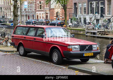 Altes und klassisches blaues Auto, das auf der Straße geparkt wurde. Volvo 240 Stockfoto