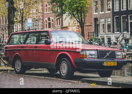 Altes und klassisches blaues Auto, das auf der Straße geparkt wurde. Volvo 240 Stockfoto