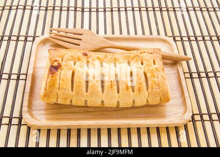 Ananaskuchen in Holzplatte auf Holztisch Hintergrund Stockfoto