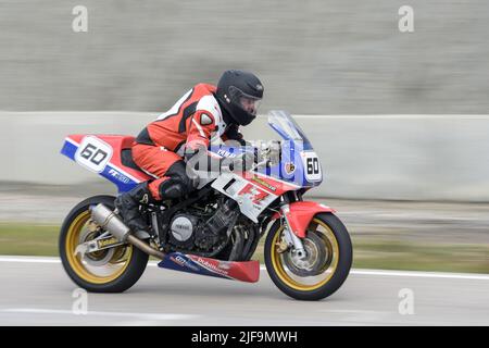 Klassisches japanisches Schnellfahrrad auf der Strecke. Yamaha FZ Stockfoto