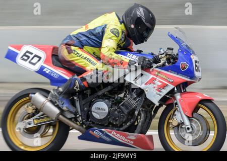 Klassisches japanisches Schnellfahrrad auf der Strecke. Yamaha FZ Stockfoto