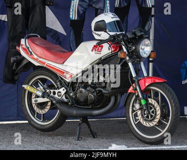 Klassisches Sport-Motorrad auf der Strecke. Yamaha RD350 Stockfoto