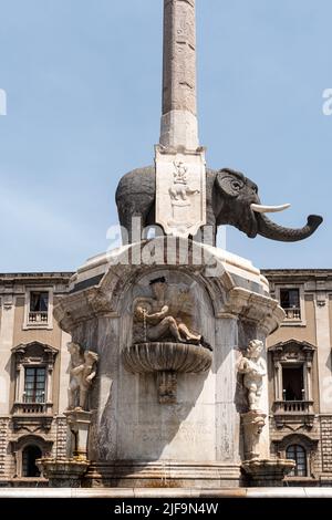 Vaccarinis berühmter Elefantenbrunnen (1730) im Zentrum von Catania, Sizilien. Die Statue, die auf Sizilien „U Liotru“ genannt wird, besteht aus vulkanischem Basalt Stockfoto