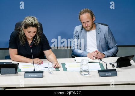 2022-07-01 11:13:50 DEN HAAG - (VLNR) die Abgeordneten Barbara Kathmann (PvdA), Peter Kwint (SP) im Wahlraum des Repräsentantenhauses während des fünften Tages der öffentlichen Anhörungen des parlamentarischen Untersuchungsausschusses für die Erdgasförderung in Groningen. Das Komitee untersucht die Jahre der Gasbohrungen in der Provinz. ANP BART MAAT niederlande Out - belgien Out Stockfoto