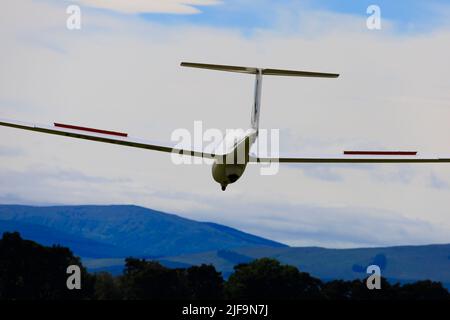 Grob 103c Twin Astir Acro 3, Landung auf dem Flugplatz der Scottish Gliding Union in Portmoak, Fife, Schottland. Stockfoto