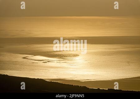 Ein goldener Sonnenaufgang über dem Ionischen Meer, von oben auf dem Ätna, Sizilien, Italien Stockfoto
