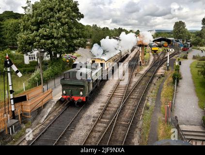 Ein Tankmotor fährt einen Zug von Buckfastleigh Station, auf der South Devon Railway Heritage Line, Devon. Stockfoto