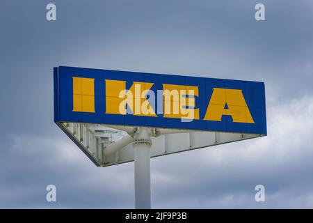 IKEA-Schild für den Stangenlader. Der schwedische Einrichtungsrieseneinzelhändler und Möbelgeschäft. HALIFAX, NOVA SCOTIA, KANADA - JUNI 2022 Stockfoto