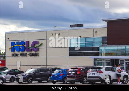 NSLC (Nova Scotia Liquor Corporation) Liquor Store Front. Kronkorporation, die den Verkauf von Alkohol kontrolliert. HALIFAX, NOVA SCOTIA, KANADA - JUNI 2022 Stockfoto