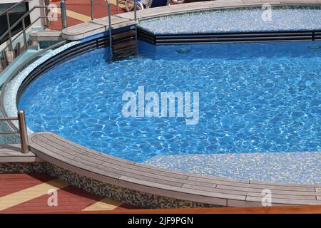 Detail des Open-Air-Pools an der Riviera auf dem Lido-Deck des P&O-Kreuzfahrtschiffs Aurora. Stockfoto