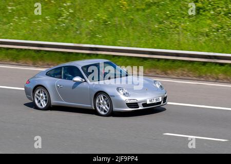 2008 Porsche 911 Carrera 2 S-A PDK Auto Benzol Coupé in Silber auf der Autobahn M61, Großbritannien Stockfoto