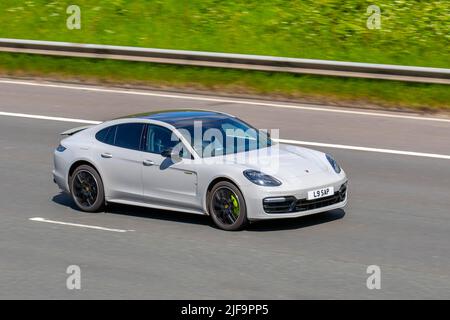 2018 Grau Porsche Panamera 4 E-Hybrid S-A V6 462 PDK Auto 14,1Kwh PHEV Elec Pwer 136hp Star Stop Stockfoto