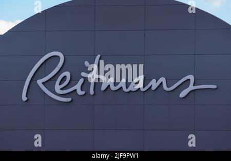 Reitmans Banner an der Ladenfront, Halifax, Reitmans ist ein kanadisches Einzelhandelsunternehmen, das sich auf Damenbekleidung spezialisiert hat. HALIFAX, KANADA - JUNI 2022 Stockfoto