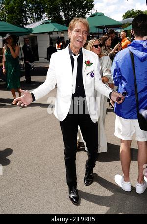 Sir Cliff Richard kommt am fünften Tag der Wimbledon Championships 2022 im All England Lawn Tennis and Croquet Club in Wimbledon an. Bilddatum: Freitag, 1. Juli 2022. Stockfoto