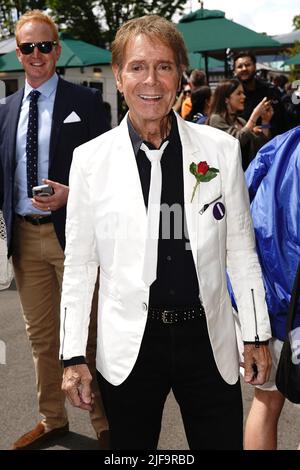 Sir Cliff Richard kommt am fünften Tag der Wimbledon Championships 2022 im All England Lawn Tennis and Croquet Club in Wimbledon an. Bilddatum: Freitag, 1. Juli 2022. Stockfoto