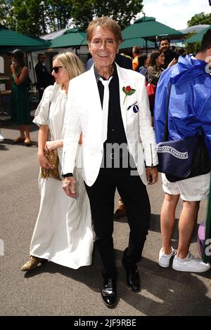 Sir Cliff Richard kommt am fünften Tag der Wimbledon Championships 2022 im All England Lawn Tennis and Croquet Club in Wimbledon an. Bilddatum: Freitag, 1. Juli 2022. Stockfoto