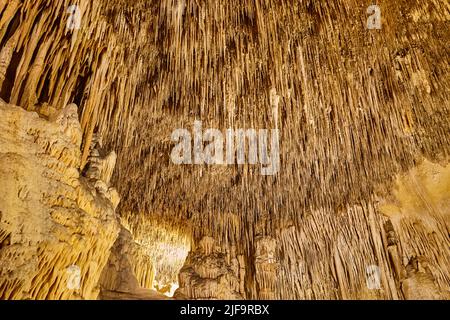 Stalaktiten in einer Dachhöhle. Cuevas del Drach. Mallorca, Spanien Stockfoto